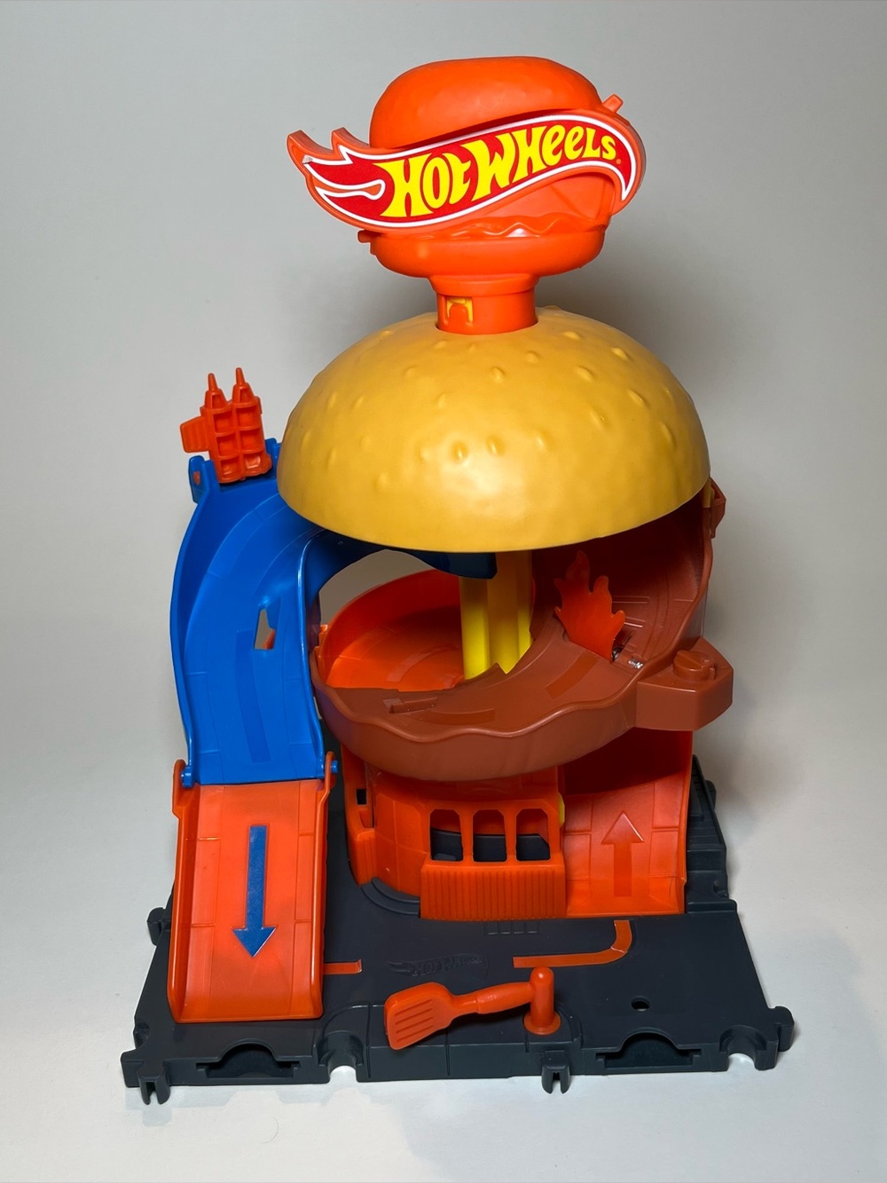 Mattel Hot Wheels Toy Car Track Set City BURGER DRIVE-THRU Playset